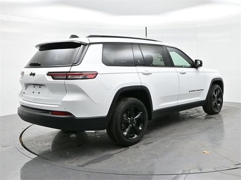Used 2023 Jeep Grand Cherokee L Laredo image 7
