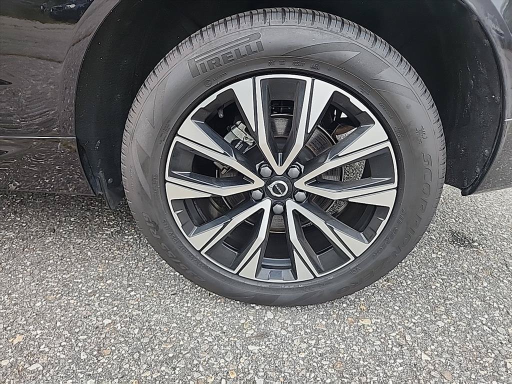 Certified 2025 Volvo XC60 B5 Plus w/ Climate Package AWD/4WD image 9