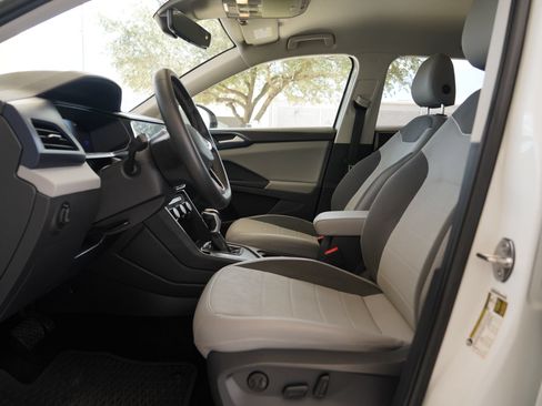 Certified 2023 Volkswagen Taos SE w/ Black Wheel Package FWD image 9