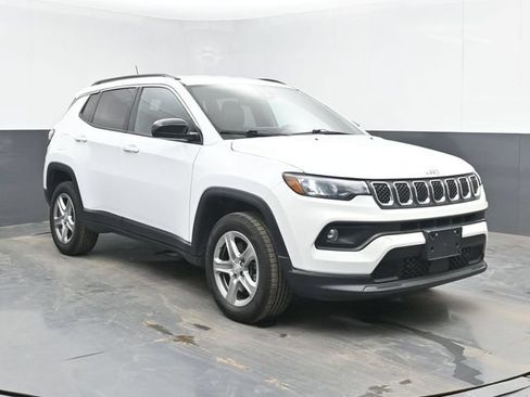 Used 2023 Jeep Compass Latitude AWD/4WD image 2
