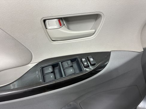 Used 2014 Toyota Sienna LE FWD image 18