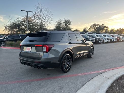 Used 2025 Ford Explorer ST image 9