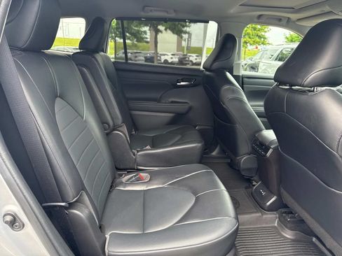 Used 2022 Toyota Highlander XLE FWD image 15