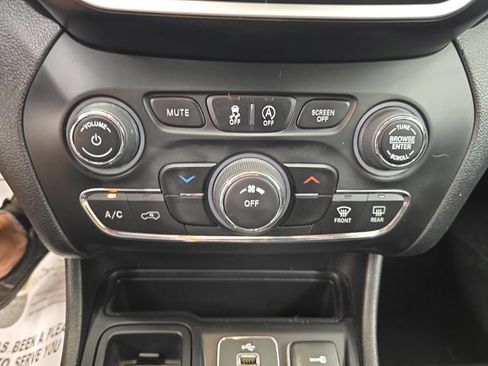 Used 2019 Jeep Cherokee Latitude Plus FWD image 23