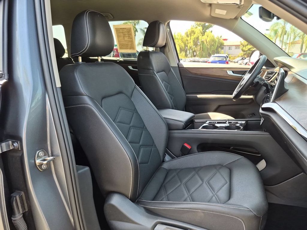 Used 2025 Volkswagen Atlas SE FWD image 31