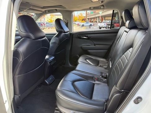 Certified 2023 Toyota Highlander XLE image 32