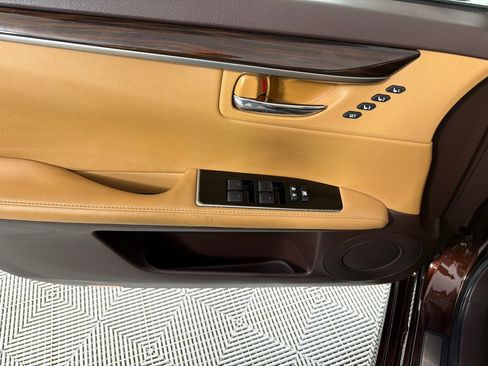 Used 2016 Lexus ES 350 w/ Premium Package w/Wood Trim FWD image 10