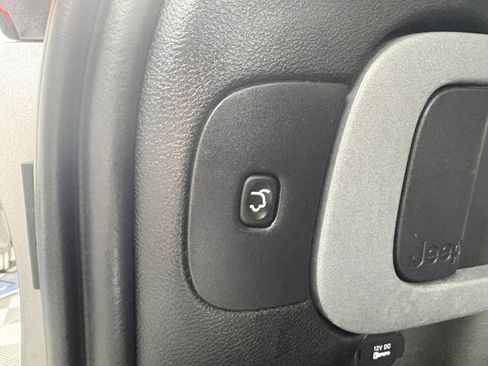 Used 2018 Jeep Cherokee Limited w/ Luxury Group image 32