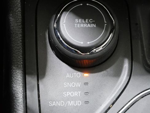 Used 2020 Jeep Cherokee Latitude w/ Cold Weather Group AWD/4WD image 21