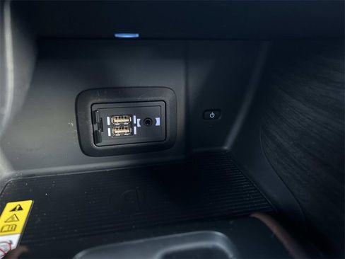 Used 2021 Toyota Venza XLE image 36