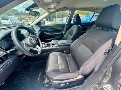 Used 2025 Nissan Altima 2.5 SV FWD image 14