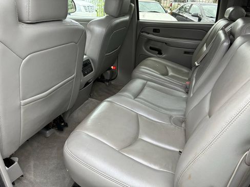 Used 2005 Chevrolet Avalanche Z71 w/ Preferred Equipment Group AWD/4WD image 16