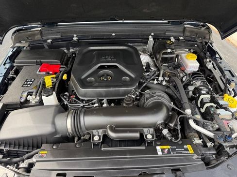 Used 2025 Jeep Wrangler Unlimited Sahara AWD/4WD image 35