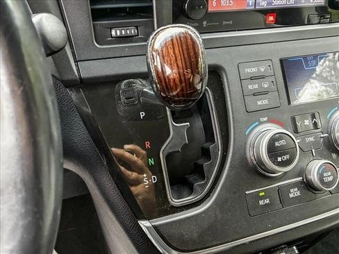 Used 2016 Toyota Sienna Limited Premium image 22