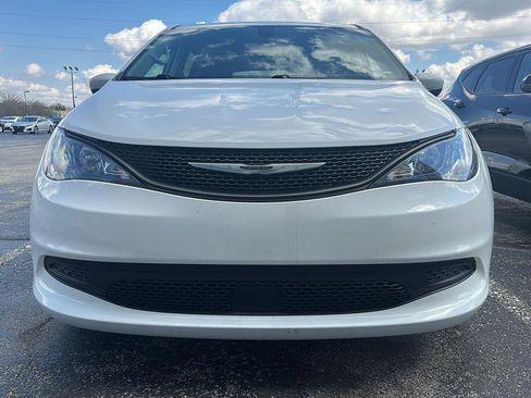 Used 2022 Chrysler Voyager LX image 2