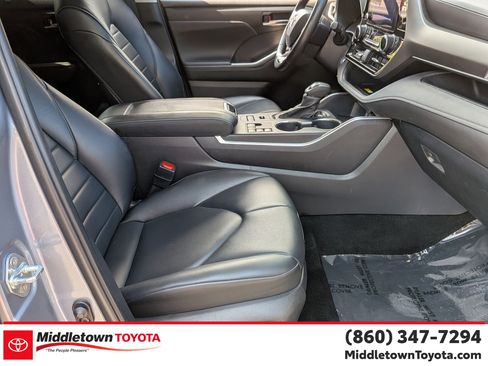 Certified 2024 Toyota Highlander XLE image 36