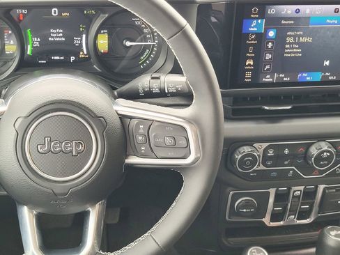 Used 2025 Jeep Wrangler Unlimited Sahara w/ Safety Group AWD/4WD image 13