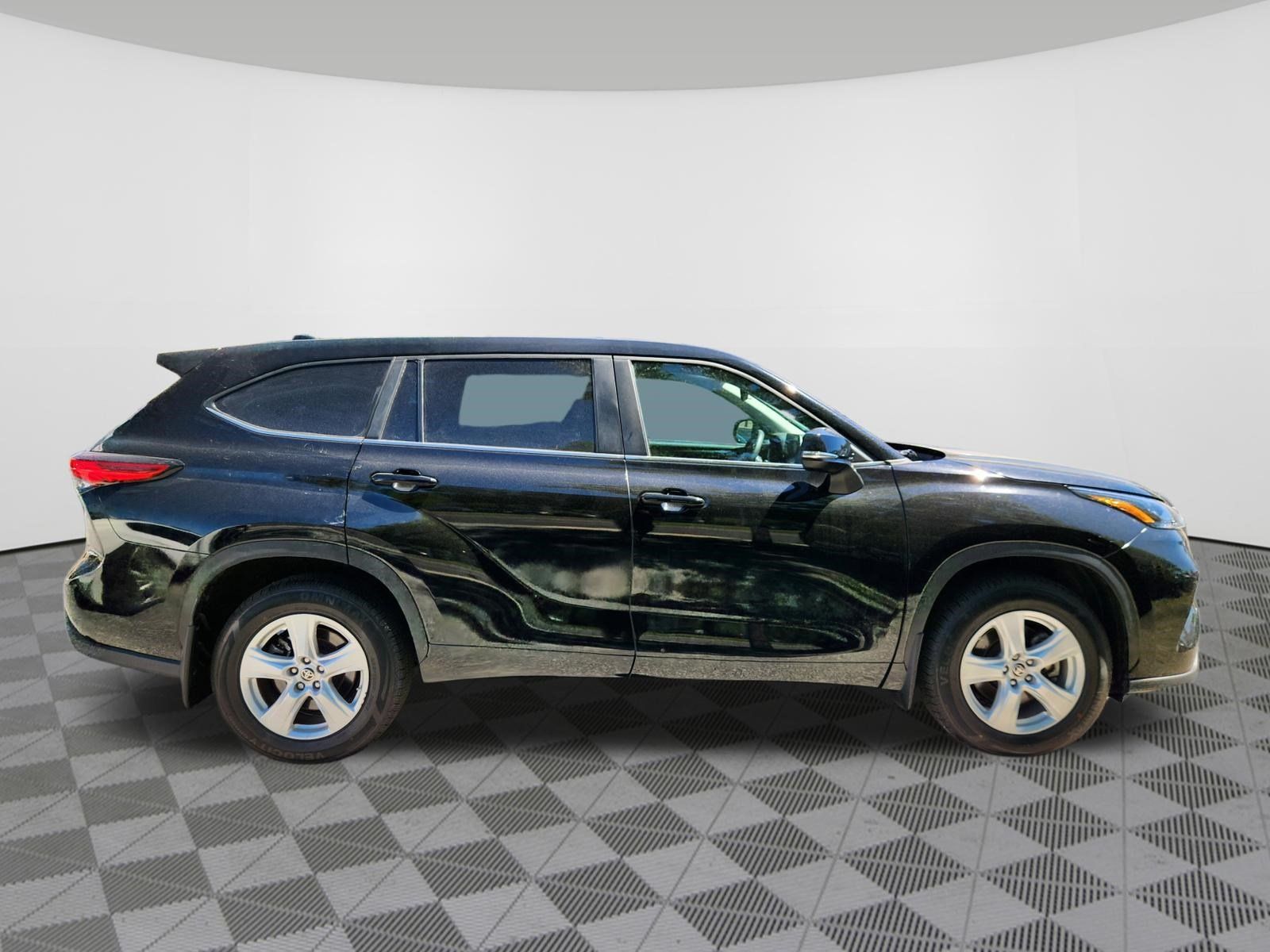 Used 2023 Toyota Highlander L AWD/4WD image 6