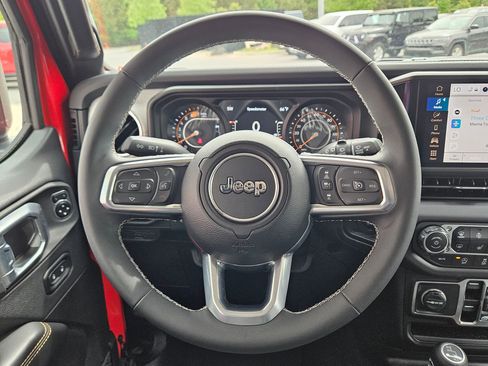 Used 2025 Jeep Wrangler Unlimited Sahara AWD/4WD image 16