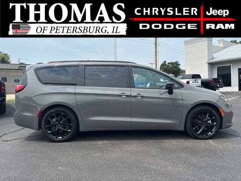 Used 2024 Chrysler Pacifica Touring-L w/ S Appearance Package FWD image 8