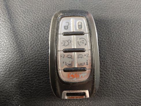 Used 2020 Chrysler Pacifica Limited image 32