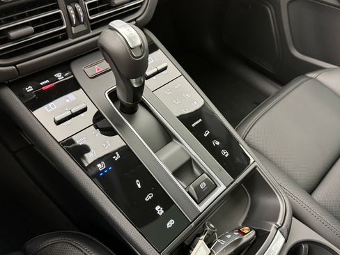 Certified 2026 Porsche Macan Turbo AWD/4WD image 18