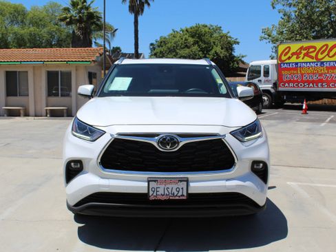 Used 2023 Toyota Highlander Limited FWD image 2