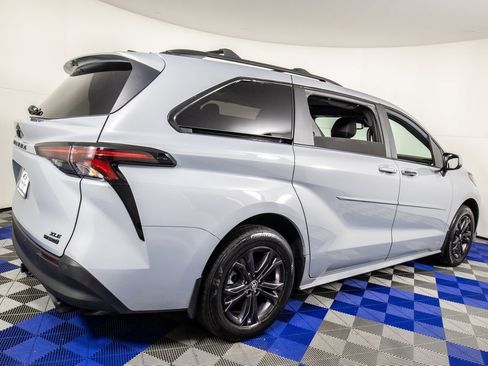 Used 2024 Toyota Sienna XLE Woodland Edition image 5