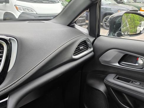 Used 2026 Chrysler Pacifica Limited FWD image 25