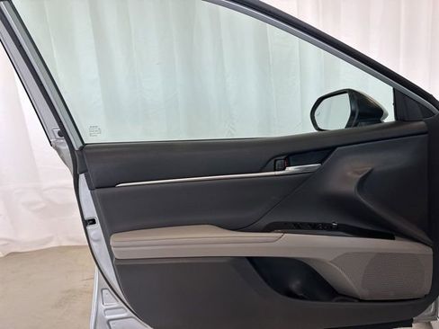 Used 2021 Toyota Camry XLE w/ Navigation Upgrade Package image 17