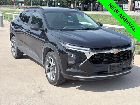 Used 2024 Chevrolet Trax LT w/ LT Convenience Package FWD image 1