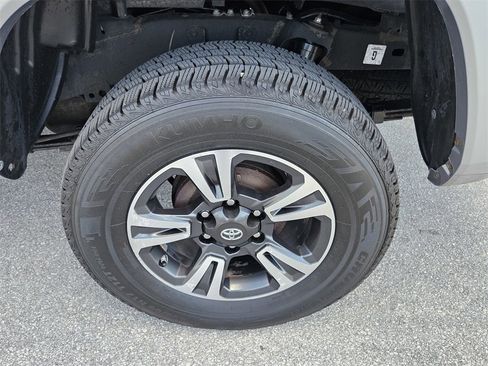 Used 2018 Toyota Tacoma TRD Sport image 38
