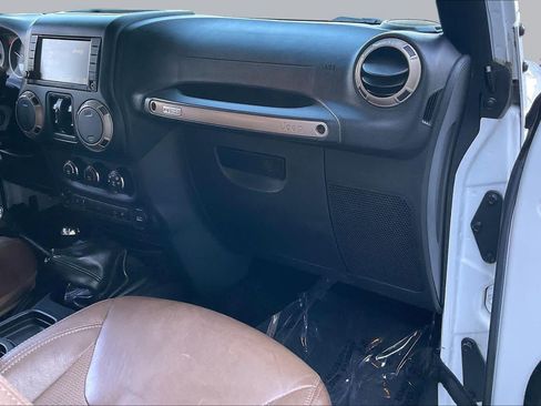 Used 2017 Jeep Wrangler Unlimited Sahara AWD/4WD image 16