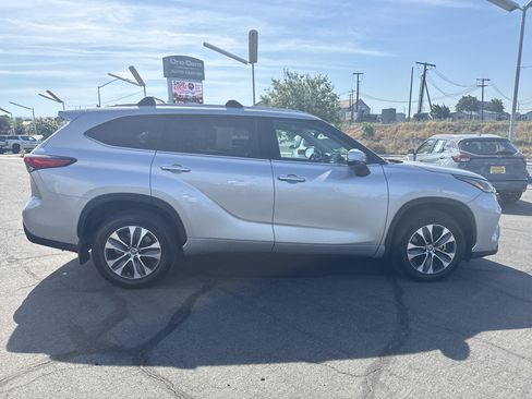 Used 2022 Toyota Highlander XLE AWD/4WD image 6