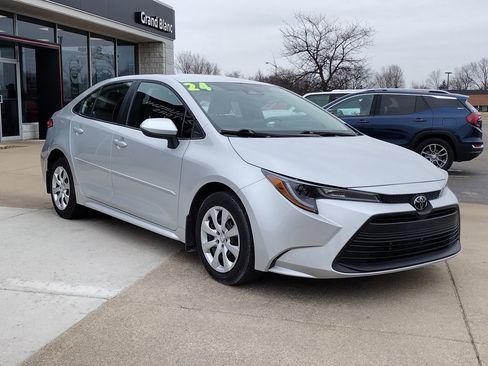 Used 2024 Toyota Corolla LE image 3