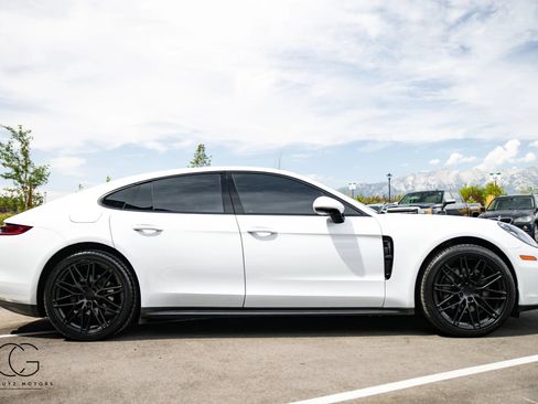 Used 2018 Porsche Panamera 4 AWD/4WD image 36
