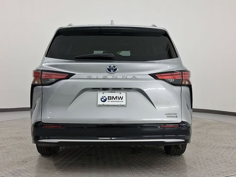Used 2021 Toyota Sienna Limited image 10