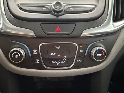 Used 2018 Chevrolet Equinox LT FWD image 18