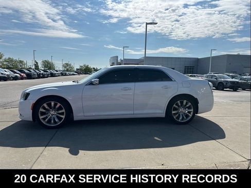 Used 2018 Chrysler 300 Touring w/ Chrome Appearance Package RWD image 6