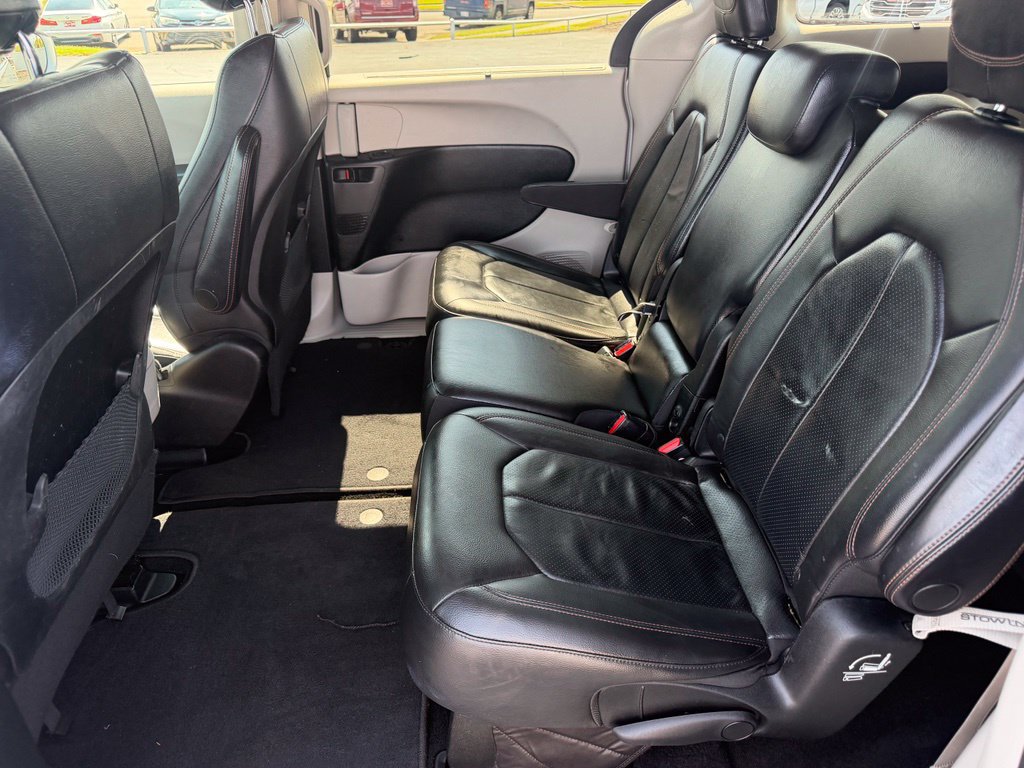 Used 2018 Chrysler Pacifica Touring-L w/ Tire & Wheel Group FWD image 24