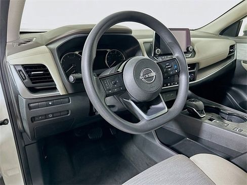 Used 2023 Nissan Rogue SV image 9