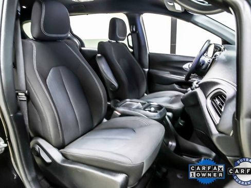 Used 2022 Chrysler Pacifica Touring image 30