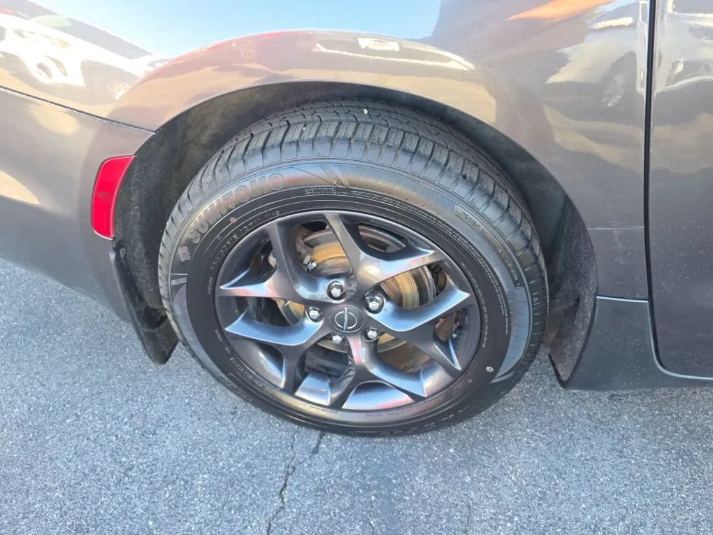 Used 2019 Chrysler Pacifica Limited w/ Advanced Safetytec Group FWD image 14