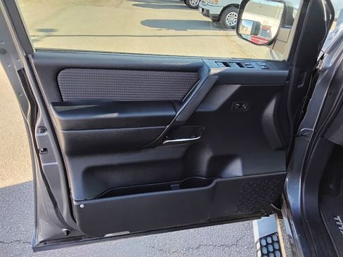 Used 2013 Nissan Titan SV w/ SV Value Truck Pkg image 9