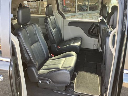 Used 2014 Chrysler Town & Country Touring-L w/ Driver Convenience Group image 15