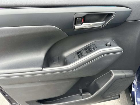 Used 2021 Toyota Highlander XLE AWD/4WD image 16
