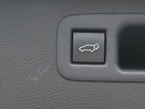 Used 2021 Toyota Highlander XLE image 32