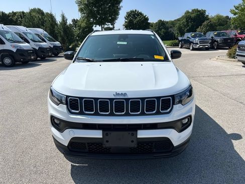 Used 2025 Jeep Compass Latitude AWD/4WD image 2