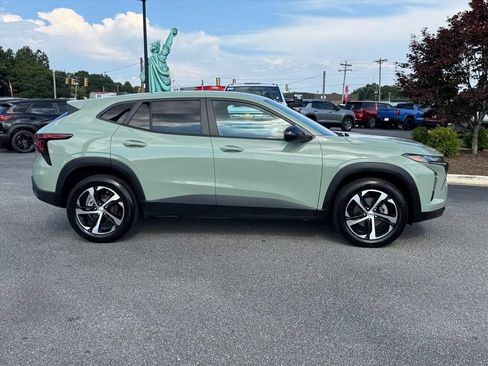Used 2024 Chevrolet Trax RS w/ Driver Confidence Package FWD image 2