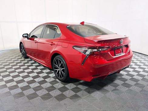 Used 2023 Toyota Camry SE w/ Cold Weather Package FWD image 5